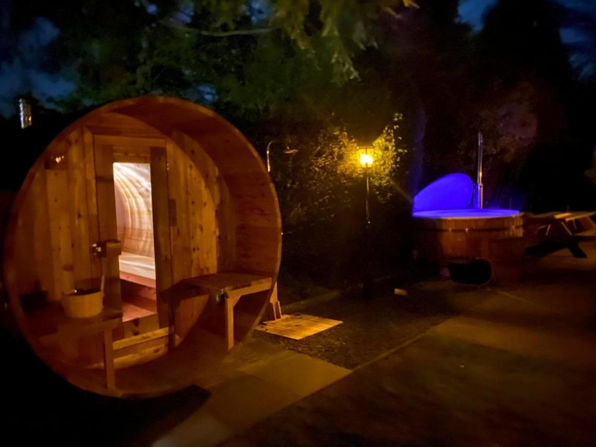Attractive Bungalow With Sauna And Hot Tub Voorthuizen Esterno foto