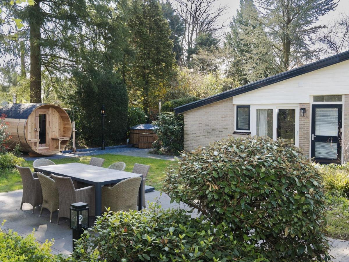 Attractive Bungalow With Sauna And Hot Tub Villa Voorthuizen Esterno foto